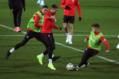 El defensa inglés Kieran Trippier (d) y el centrocampista mexicano Héctor Herrera (c) durante un entrenamiento.