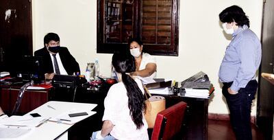 El fiscal de Delitos Económicos de Asunción Jorge Arce Rolandi (der.) dirigió el allanamiento de la Municipalidad de Quiindy en busca de documentos.