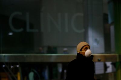 Una mujer con tapabocas fuera de un hospital en Barcelona, España.