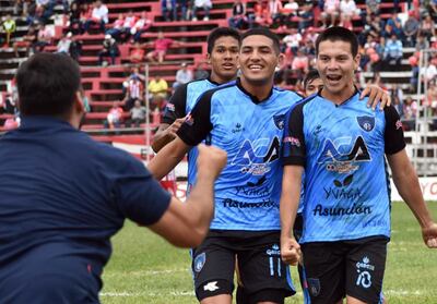Carlos Ripoll (10) y Hugo Javier González festejan con Ángel Martínez, técnico de Atyrá FC, que hoy visita a Guaireña en Villarrica.