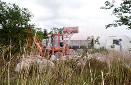 una-intensa-humareda-se-levantaba-ayer-en-el-traslado-de-restos-quimicos-arrojados-en-la-cuenca-del-lago-ypacarai--202815000000-1629455.jpg