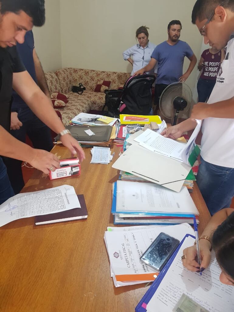 Evidencias incautadas en allanamientos en busca de presuntos falsificadores de documentos en Pedro Juan Caballero.