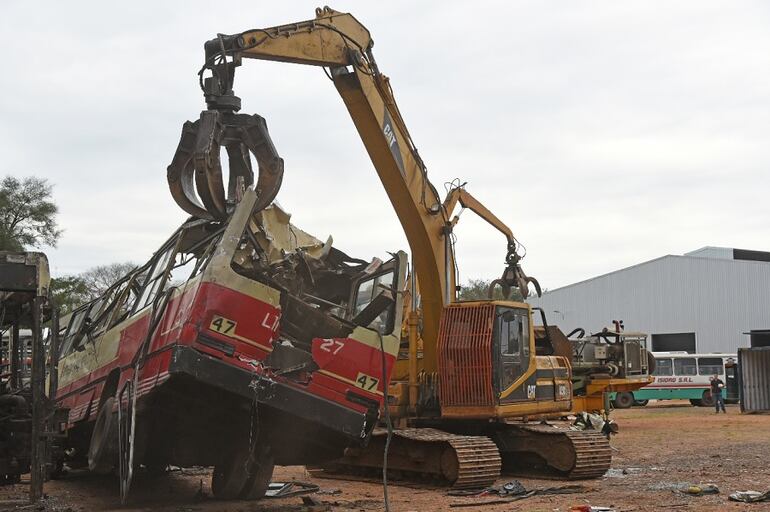 En 2015, el Ministerio de Obras Públicas recibió buses "chatarra" por parte de empresas de transporte del área metropolitana como parte del compromiso para la renovación de flota.