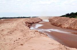 en-15-dias-mas-se-calcula-que-ya-correra-agua-por-el-canal-paraguayo-actualmente-cerrado-en-la-zona-de-la-embocadura-los-chaquenos-piden-que-se-ha-205347000000-1718738.jpg