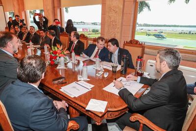 Cumbre de poderes: Abdo acuerda cese de contratos y de aumentos