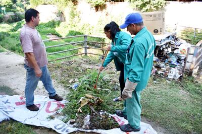 Obreros comunales de Lambaré limpian un sector considerado crítico, pues era usado como un vertedero clandestino. Se retiraron del lugar varios elementos que constituyen criaderos.