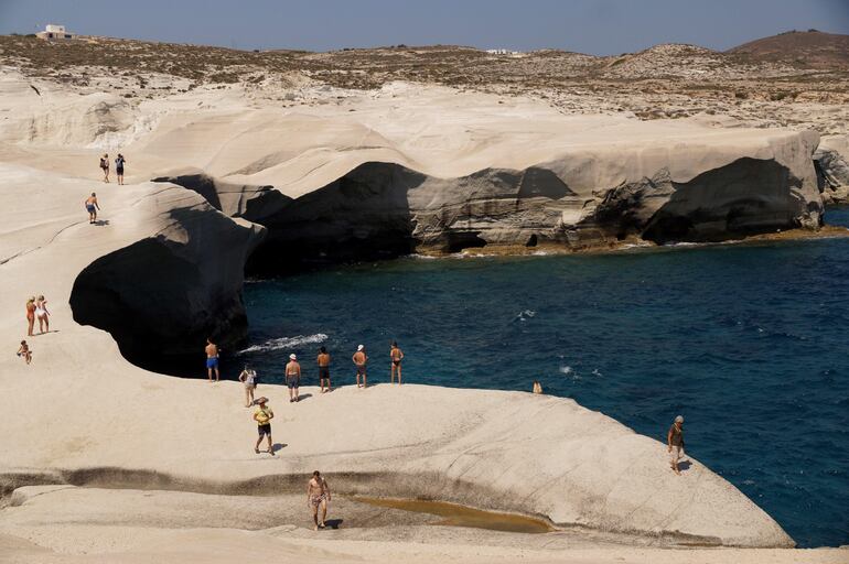 En Grecia una isla ofrece al visitante bañarse en la Luna, pasear entre restos de volcanes y bucear en antiguos refugios de piratas.