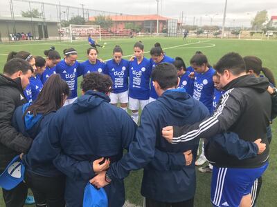 Las chicas reunidas antes de jugar uno de los amistosos de preparación para Lima.