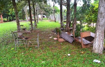 en-el-patio-de-la-escuela-de-la-compania-cerro-punta-se-puede-ver-algunos-muebles-rotos-e-inservibles--212945000000-1697308.jpg