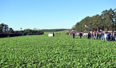 Alrededor de 1.500 policías y cerca de 1.000 labriegos, frente a frente ayer en la Colonia 3 de Noviembre, distrito de Repatriación. Los campesinos aceptaron desalojar la propiedad de 20.000 hectáreas a cambio de que el Indert intervenga el predio.