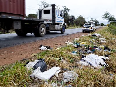 Gran cantidad de basura se observa al costado de la ruta que une las ciudades de Ypané con Villeta.