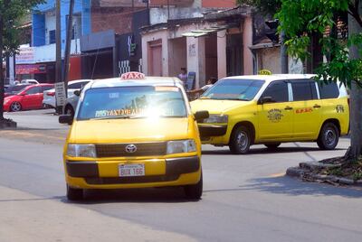 Tributación insiste en que los conductores de Uber, MUV y taxis deben emitir facturas a los clientes.