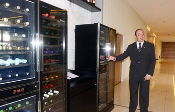 el-gerente-de-alimentacion-y-bebidas-diego-alcain-muestra-las-variedades-de-vinos-que-poseen--213052000000-1601351.jpg