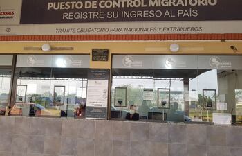 Medidas de prevención contra el coronavirus en el puesto de Control Migratorio en Puerto Falcón, en la frontera con Argentina.