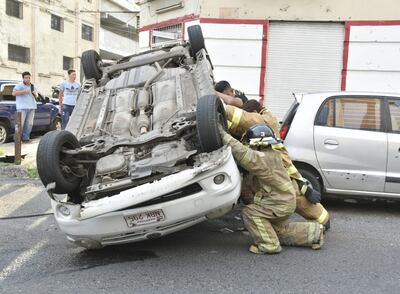 Bomberos voluntarios trabajan en retirar el automóvil que se desplazaba en "modo ambulancia".