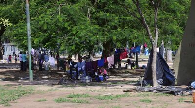Unas 25 familias son las que se están instalando en la plaza, declarada patrimonio histórico por una ley. El espacio debía estar resguardado, pero la Policía permitió la ocupación.
