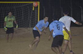 roberto-acuna-dejo-el-futbol-de-campo-para-jugar-futbol-de-playa--105029000000-1119248.JPG