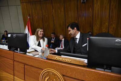 La Fiscala General del Estado, Sandra Quiñónez, junto al presidente de la Comisión Bicameral, Silvio "Beto" Ovelar.