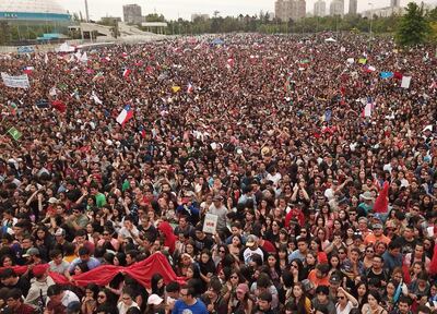 Ciudadanos acuden a un concierto por “El derecho de vivir en paz” en contra del Gobierno y los actos de violencia.