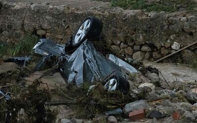 Un coche dañado durante la inundación en Mogente, Valencia, en España.
