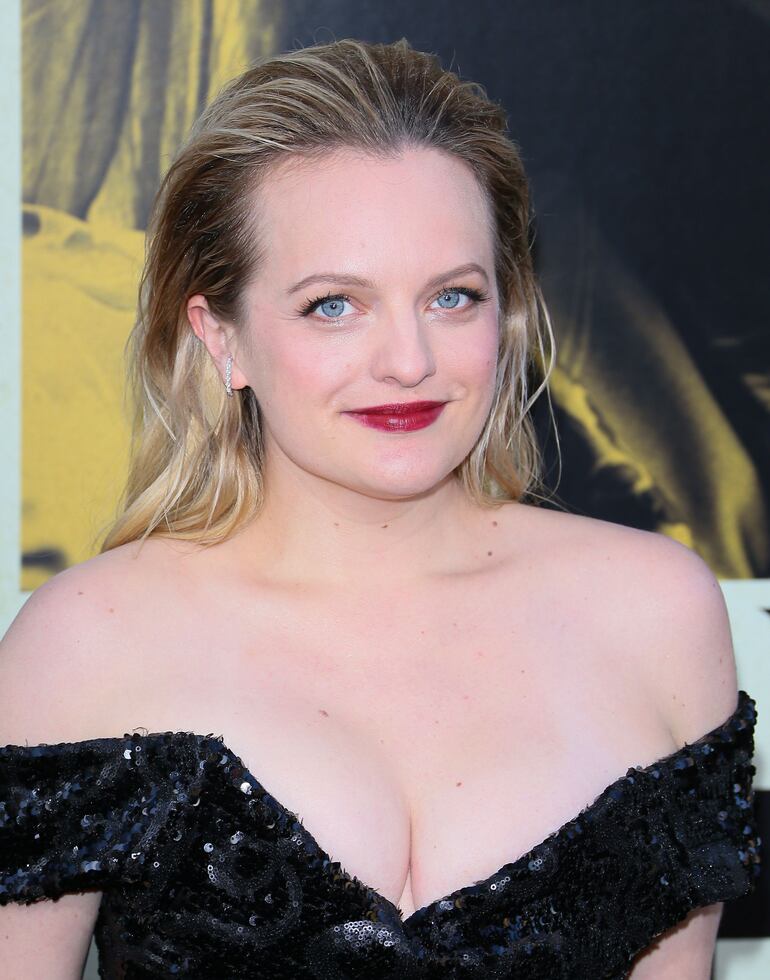 La actriz Elisabeth Moss pasó por la alfombra roja.