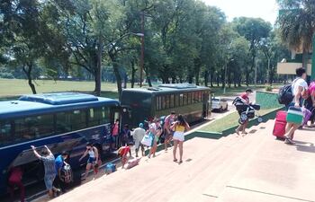 En la Academia Militar se alojó el primer grupo de compatriotas que deberá guardar cuarentena obligatoria, por haber llegado del exterior.