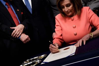 La presidenta demócrata de la Cámara  de Representantes, Nancy Pelosi, firma los artículos del juicio político al presidente del EE.UU., Donald Trump.