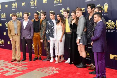 Plantel artístico de la serie 
"13 Reasons Why", durante una premiación de MTV Movie And TV Awards, en junio de 2018. Netflix ha editado una escena de suicidio de la éxitosa serie.