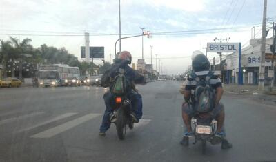 Estacionados sobre la franja peatonal.