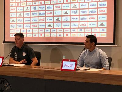 Eduardo Berizzo y Justo Villar en la conferencia de prensa.