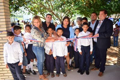 Imagen del acto de inauguración de infraestructuras de instituciones educativas