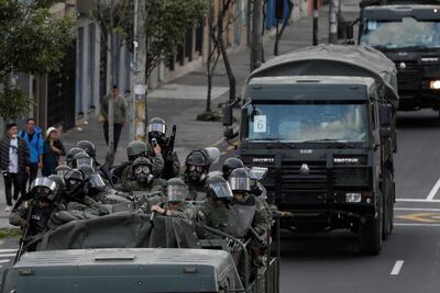 Unidades del Ejercito ecuatoriano se movilizan por las calles de Quito tras el toque de queda, este sábado.