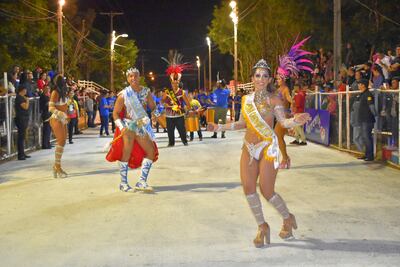 Al frente se puede observar a la reina del Carnaval 2020, María Laura Barrios, acompañada del rey Francisco Arce.