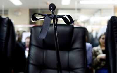 El lugar del concejal Hugo Menacho (+) permaneció vacío con una cinta negra en señal de luto por su fallecimiento.