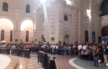 La misa vespertina en Caacupé se desarrollada dentro de la basílica.