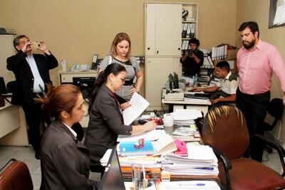 La Fiscalía allanó varias dependencias de la Comuna lambareña por un caso de desvío de fondos.