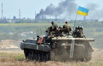 un-blindado-del-ejercito-ucraniano-se-acerca-a-una-ciudad-en-la-region-de-lugansk-zona-en-manos-de-rebeldes-afp-194555000000-1112823.jpg