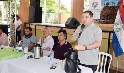 Héctor Morán (1° de la der.), titular de la Junta Municipal de Salto del Guairá, acompañado de autoridades de la zona, el martes último.