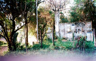 Paso Puku. Campamento y Cuartel General del ejército paraguayo entre el 21 de mayo de 1866 hasta el 23 de marzo de 1868. El estado actual que se revela en la imagen no se corresponde con las instalaciones de antaño, cuando el enclave y sus entornos abrigaron una población cercana a las 30.000 personas.