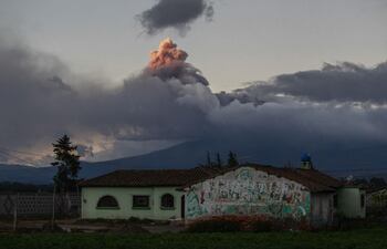 vista-de-una-explosion-en-el-volcan-cotopaxi-desde-la-poblacion-de-saquisili-ecuador--180548000000-1365854.JPG