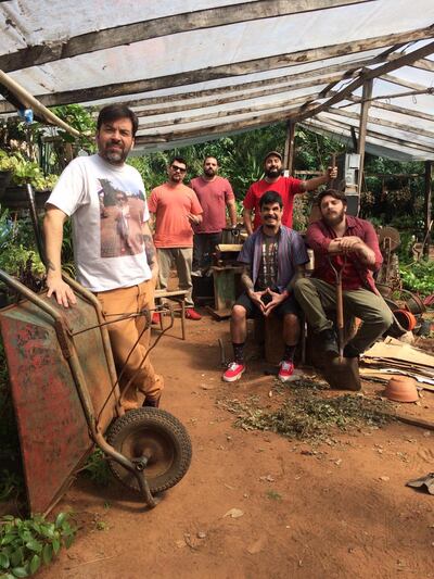 Los integrantes del grupo Kita Pena, durante el rodaje del vídeo "Que lluevan flores", realizado en Isla de Francia.