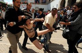 agentes-detienen-a-una-de-las-activistas-frente-al-ministerio-de-justicia-en-tunez-por-el-caso-amina-efe-205122000000-558494.jpg
