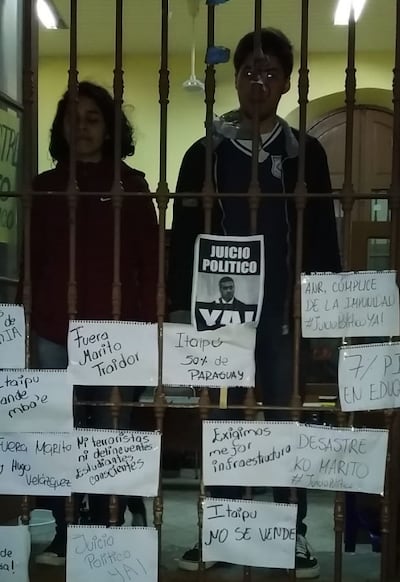 Los Colegios Presidente Franco y el Técnico Nacional (CTN) se sumaron a las tomas de los universitarios ayer durante la noche.