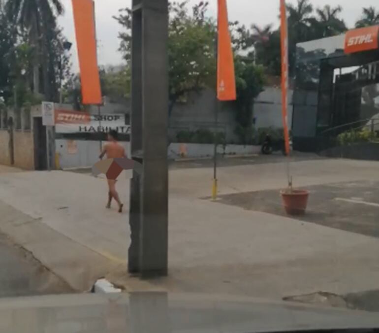 El hombre corre desnudo sobre la avenida Mariscal López el miércoles por la mañana.