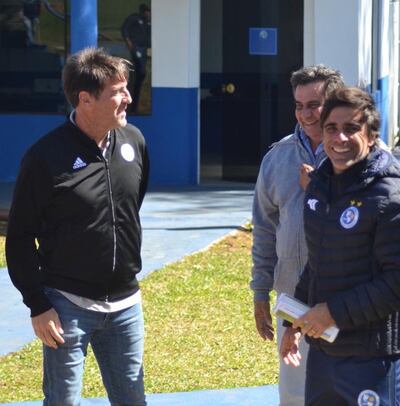 Eduardo Berizzo, recibido por el técnico solense, Javier Sanguinetti, a su llegada a la sede   en Villa Elisa.
