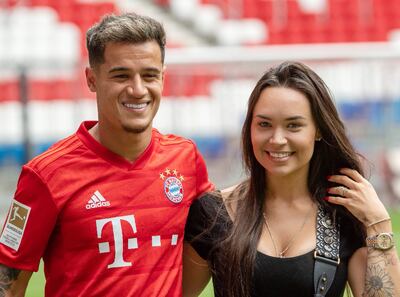 Coutinho posa con su esposa Aine durante su presentación como nuevo fichaje del Bayern Munich para la temporada 2019-2020.