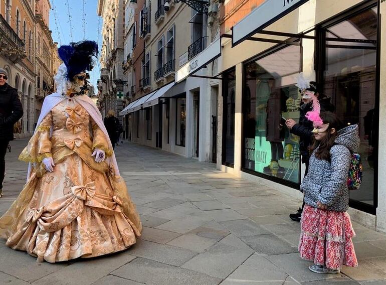 Enigmáticos seres enmascarados recorren desde este sábado el centro histórico de Venecia.