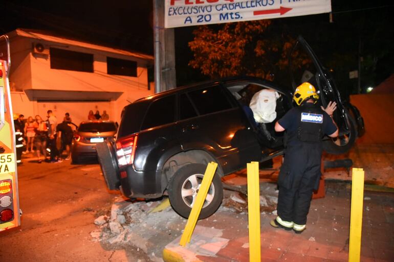 Así quedó el Suzuki Vitara, que tras impactar contra el vehículo, también se llevó por delante unas estructuras de metal que justamente son colocadas en las esquinas para que en caso de choques, no impacten contra las edificaciones.