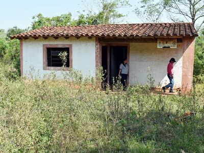 Con malezas y en estado ruinoso se encuentra el puesto de salud de la colonia Cañada Santa Rosa de Santaní.