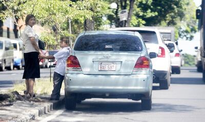 Vehículos estacionan al lado del paseo central de la avenida Ygatimí, frente al Colegio Cristo Rey, ante la ausencia de los PMT.